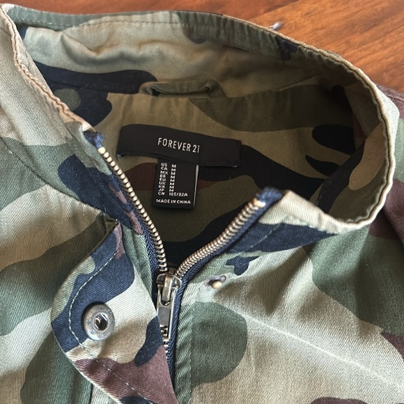 New forever 21 women’s camo jacket. Size medium - Picture 2 of 4